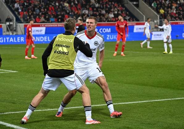 01.11.2025, xjhx, Fussball 1.Bundesliga, 1.FC Heidenheim - Eintracht Frankfurt v.l. Rasmus Kristensen (Eintracht Frankfurt) celebrate the goal, Der Torjubel zum 1:1 (DFL DFB REGULATIONS PROHIBIT ANY USE OF PHOTOGRAPHS as IMAGE SEQUENCES and or QUASI-VIDEO) Heidenheim