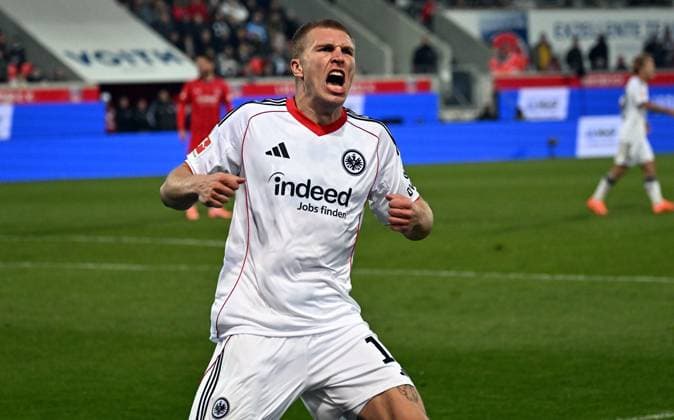 01.11.2025, xjhx, Fussball 1.Bundesliga, 1.FC Heidenheim - Eintracht Frankfurt v.l. Rasmus Kristensen (Eintracht Frankfurt) celebrate the goal, Der Torjubel zum 1:1 (DFL DFB REGULATIONS PROHIBIT ANY USE OF PHOTOGRAPHS as IMAGE SEQUENCES and or QUASI-VIDEO) Heidenheim