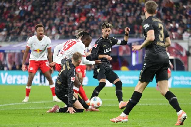 RB Leipzig vs. VfB Stuttgart, 01.11.2025 LEIPZIG, DEUTSCHLAND - NOVEMBER 1: Yan Diomande (49, RB Leipzig) erzielt ein Tor während des Bundesliga-Spiels zwischen RB Leipzig vs. VfB Stuttgart in der Red Bull Arena am 9. Spieltag der 1. Bundesliga am November 1, 2025 in Leipzig, Deutschland. DFL REGULATIONS PROHIBIT ANY USE OF PHOTOGRAPHS AS IMAGE SEQUENCES AND OR QUASI-VIDEO. Copyright: xBEAUTIFULxSPORTS JanxKaeferx