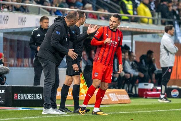 Anweisungen von Frank Schmidt (FC Heidenheim, Chef-Trainer) an Arijon Ibrahimovic (FC Heidenheim, 22), GER, 1. FC Heidenheim 1846 vs. Eintracht Frankfurt, Fussball, 1. Bundesliga, 9. Spieltag, Spielzeit 2025 2026, 01.11.2025, DFL REGULATIONS PROHIBIT ANY USE OF PHOTOGRAPHS AS IMAGE SEQUENCES AND OR QUASI-VIDEO, GER, 1. FC Heidenheim 1846 vs. Eintracht Frankfurt, Fussball, 1. Bundesliga, 9. Spieltag, Spielzeit 2025 2026, 01.11.2025, Heidenheim Copyright: xEibner-Pressefoto EdwardxCheungx EP_ECG