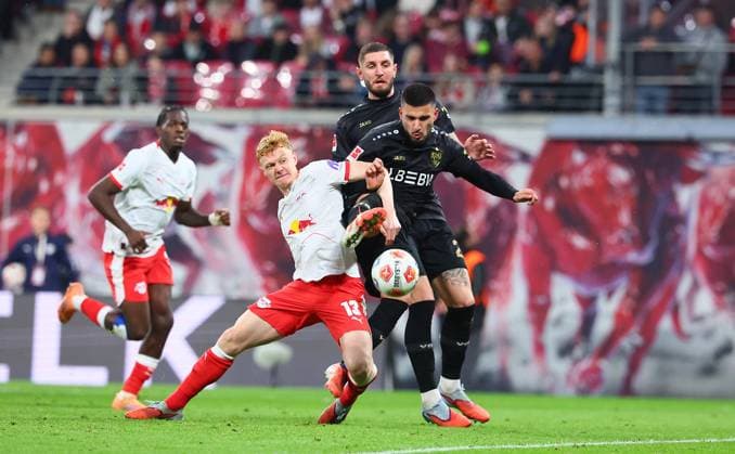 RB Leipzig - Stuttgart Bundesliga Leipzig, 01.11.2025, Red Bull Arena, Fussball, Bundesliga, Spieltag 9 , RB Leipzig vs. VfB Stuttgart , Im Bild v.l.: Nicolas Seiwald (13, RB Leipzig) und Deniz Undav ((26, Stuttgart) ,