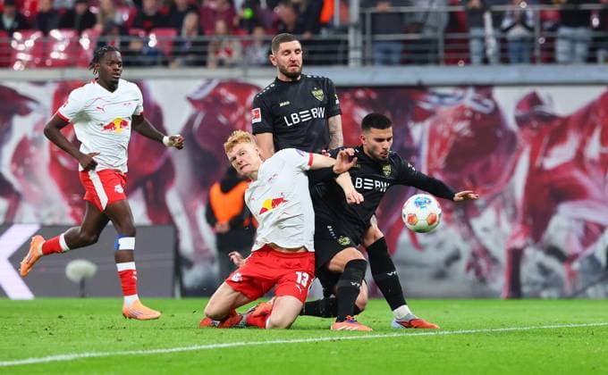 RB Leipzig - Stuttgart Bundesliga Leipzig, 01.11.2025, Red Bull Arena, Fussball, Bundesliga, Spieltag 9 , RB Leipzig vs. VfB Stuttgart , Im Bild v.l.: Nicolas Seiwald (13, RB Leipzig) und Deniz Undav ((26, Stuttgart) ,