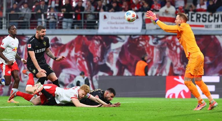 RB Leipzig - Stuttgart Bundesliga Leipzig, 01.11.2025, Red Bull Arena, Fussball, Bundesliga, Spieltag 9 , RB Leipzig vs. VfB Stuttgart , Im Bild v.l.: Nicolas Seiwald (13, RB Leipzig), Deniz Undav ((26, Stuttgart) und Torwart Peter Gulacsi (1, RB Leipzig) ,