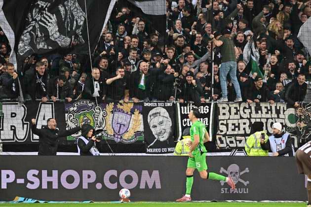 GER; 1 FBL, FC St. Pauli vs Borussia Moenchengladbach 01.11.2025, Millerntorstadion, Hamburg, GER; 1. FBL, FC St. Pauli vs Borussia Moenchengladbach im Bild Haris Tabakovic (Moenchengladbach 15) schiesst das Tor zum 2-0 fuer Moenchengladbach vorbei an Torhueter Nikola Vasilj (Pauli 22) und jubelt mit den Fans