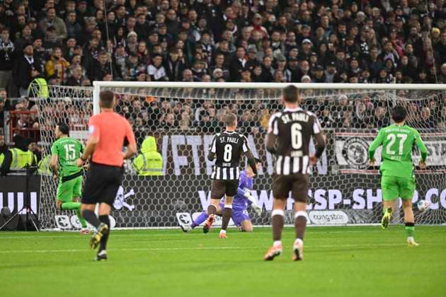 GER; 1 FBL, FC St. Pauli vs Borussia Moenchengladbach 01.11.2025, Millerntorstadion, Hamburg, GER; 1. FBL, FC St. Pauli vs Borussia Moenchengladbach im Bild Haris Tabakovic (Moenchengladbach 15) schiesst das Tor zum 2-0 fuer Moenchengladbach vorbei an Torhueter Nikola Vasilj (Pauli 22)