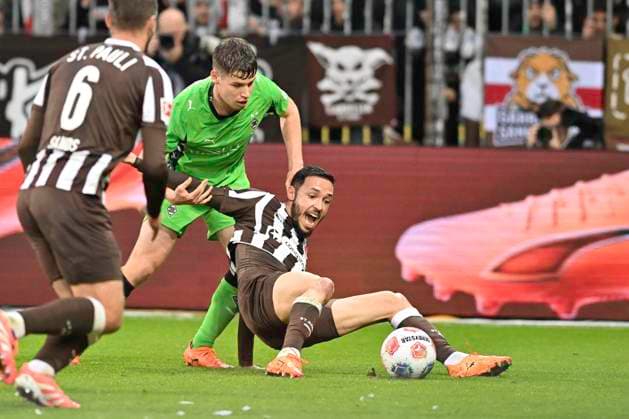 GER; 1 FBL, FC St. Pauli vs Borussia Moenchengladbach 01.11.2025, Millerntorstadion, Hamburg, GER; 1. FBL, FC St. Pauli vs Borussia Moenchengladbach im Bild Lukas Ullrich (Moenchengladbach 26) versucht sich gegen Louis Oppie (Pauli 28) durchzusetzen