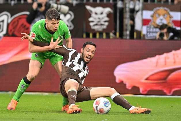 GER; 1 FBL, FC St. Pauli vs Borussia Moenchengladbach 01.11.2025, Millerntorstadion, Hamburg, GER; 1. FBL, FC St. Pauli vs Borussia Moenchengladbach im Bild Lukas Ullrich (Moenchengladbach 26) versucht sich gegen Louis Oppie (Pauli 28) durchzusetzen