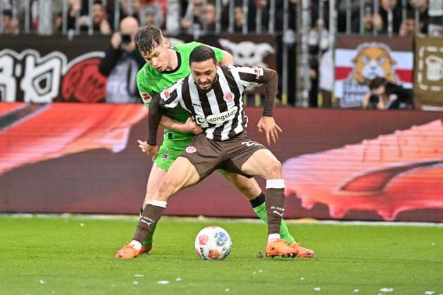 GER; 1 FBL, FC St. Pauli vs Borussia Moenchengladbach 01.11.2025, Millerntorstadion, Hamburg, GER; 1. FBL, FC St. Pauli vs Borussia Moenchengladbach im Bild Lukas Ullrich (Moenchengladbach 26) versucht sich gegen Louis Oppie (Pauli 28) durchzusetzen