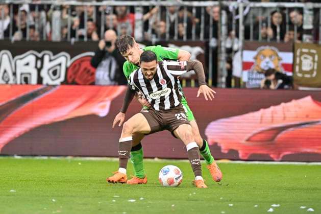 GER; 1 FBL, FC St. Pauli vs Borussia Moenchengladbach 01.11.2025, Millerntorstadion, Hamburg, GER; 1. FBL, FC St. Pauli vs Borussia Moenchengladbach im Bild Lukas Ullrich (Moenchengladbach 26) versucht sich gegen Louis Oppie (Pauli 28) durchzusetzen