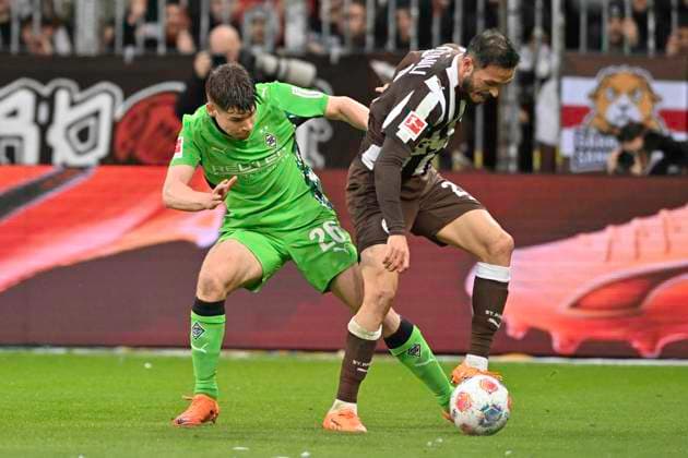 GER; 1 FBL, FC St. Pauli vs Borussia Moenchengladbach 01.11.2025, Millerntorstadion, Hamburg, GER; 1. FBL, FC St. Pauli vs Borussia Moenchengladbach im Bild Lukas Ullrich (Moenchengladbach 26) versucht sich gegen Louis Oppie (Pauli 28) durchzusetzen