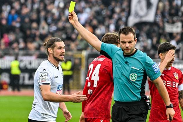 GER, 3. Liga, SSV Ulm 1846 vs VfB Stuttgart II 01.11.2025, Donaustadion, Ulm, GER, 3. Liga, SSV Ulm 1846 vs VfB Stuttgart II, im Bild Schiedsrichter Wolfgang Haslberger zeigt Dennis Chessa (SSV Ulm, 11) die gelbe Karte
