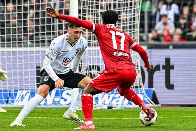 GER, 3. Liga, SSV Ulm 1846 vs VfB Stuttgart II 01.11.2025, Donaustadion, Ulm, GER, 3. Liga, SSV Ulm 1846 vs VfB Stuttgart II, im Bild Jonathan Meier (SSV Ulm, 19), Abdenego Nankishi (Stuttgart, 17)