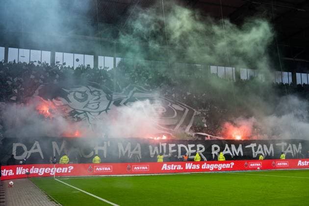 Gladbach Fans Ultras Choreo vor Anpfiiff, Pyrotechnik Bengalo Fans Ultras, GER, FC St. Pauli vs. Borussia Moenchengladbach, Fussball, Bundesliga, Spieltag 9, Saison 2025 2026, 01.11.2025 DFL REGULATIONS PROHIBIT ANY USE OF PHOTOGRAPHS AS IMAGE SEQUENCES AND OR QUASI-VIDEO GER, FC St. Pauli vs. Borussia Moenchengladbach, Fussball, Bundesliga, Spieltag 9, Saison 2025 2026, 01.11.2025 Hamburg Copyright: xEibner-Pressefoto MaxxVincenx EP_MVN