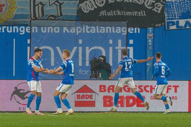 Rostock, Deutschland 01. November 2025: 3. Liga - 2025 2026 - FC Hansa Rostock vs. SC Verl Im Bild: 3.v.li. Florian Carstens (Hansa Rostock) jubelt nach seinem Tor zum 1:0 DFB regulations prohibit any use of photographs as image sequences and or quasi-video. Copyright: xFotostandx xVoelkerx
