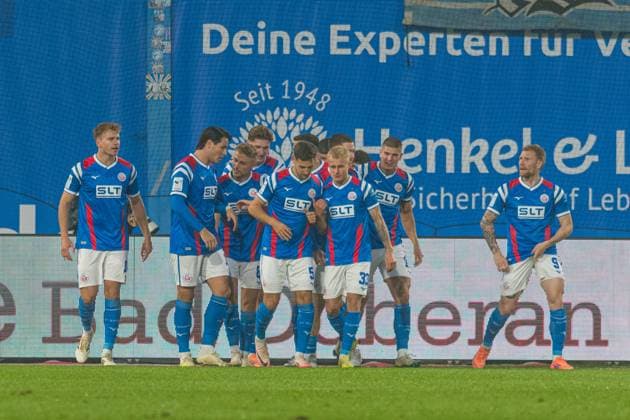 Rostock, Deutschland 01. November 2025: 3. Liga - 2025 2026 - FC Hansa Rostock vs. SC Verl Im Bild: 1.v.li. Florian Carstens (Hansa Rostock) jubelt nach seinem Tor zum 1:0 mit seinen Mannschaftskollegen, DFB regulations prohibit any use of photographs as image sequences and or quasi-video. Copyright: xFotostandx xVoelkerx