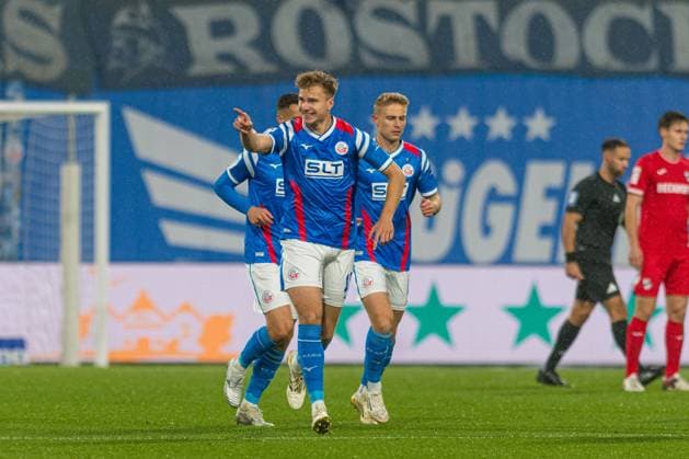 Rostock, Deutschland 01. November 2025: 3. Liga - 2025 2026 - FC Hansa Rostock vs. SC Verl Im Bild: Florian Carstens (Hansa Rostock) jubelt nach seinem Tor zum 1:0 DFB regulations prohibit any use of photographs as image sequences and or quasi-video. Copyright: xFotostandx xVoelkerx