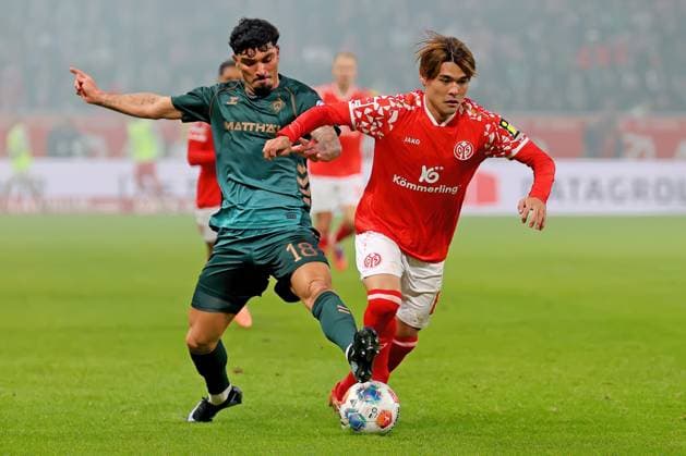Mainz, Deutschland 01. November 2025: 1. BL - 2025 2026 - FSV Mainz 05 vs. SV Werder Bremen Im Bild: v. li. im Zweikampf Cameron Puertas (SVW) gegen Kaishu Sano (Mainz). DFL regulations prohibit any use of photographs as image sequences and or quasi-video Mewa Arena Rheinland - Pfalz Copyright: xFotostandx xRacochax