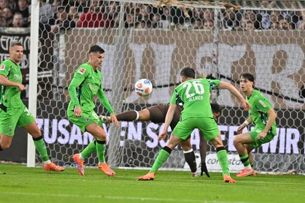 GER; 1 FBL, FC St. Pauli vs Borussia Moenchengladbach 01.11.2025, Millerntorstadion, Hamburg, GER; 1. FBL, FC St. Pauli vs Borussia Moenchengladbach im Bild Joel Chima Fujita (Pauli 16) versucht ein Tor vorbei an Torhueter Moritz Nicolas (Moenchengladbach 33) zu schiessen scheitert aber am Pfosten