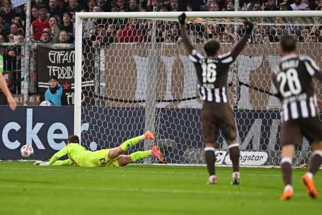 GER; 1 FBL, FC St. Pauli vs Borussia Moenchengladbach 01.11.2025, Millerntorstadion, Hamburg, GER; 1. FBL, FC St. Pauli vs Borussia Moenchengladbach im Bild Joel Chima Fujita (Pauli 16) versucht ein Tor vorbei an Torhueter Moritz Nicolas (Moenchengladbach 33) zu schiessen scheitert aber am Pfosten