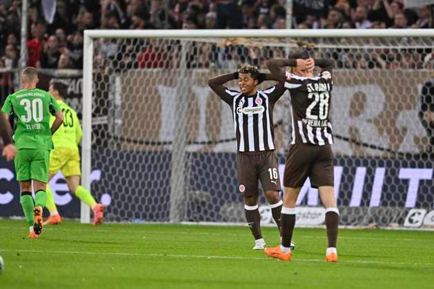 GER; 1 FBL, FC St. Pauli vs Borussia Moenchengladbach 01.11.2025, Millerntorstadion, Hamburg, GER; 1. FBL, FC St. Pauli vs Borussia Moenchengladbach im Bild Joel Chima Fujita (Pauli 16) versucht ein Tor vorbei an Torhueter Moritz Nicolas (Moenchengladbach 33) zu schiessen scheitert aber am Pfosten und ist enttaeuscht