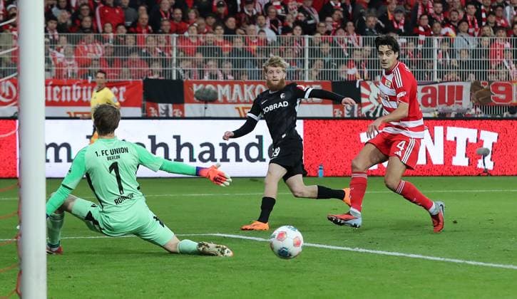 Torwart Frederik Rönnow , Niklas Beste am Ball, Diogo Leite Zweikampf Spielszene Aktion Fußball Fussball Bundesliga Herren DFL 9. Spieltag Saison 2025 2026 01.11.2025 1.FC Union Berlin FCU vs. SC Freiburg SCF DFL regulations prohibit any use of photographs as image sequences and or quasi-video.