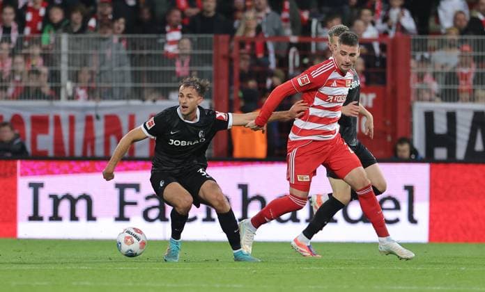 Max Rosenfelder, Andrej Ilic Zweikampf Spielszene Aktion Fußball Fussball Bundesliga Herren DFL 9. Spieltag Saison 2025 2026 01.11.2025 1.FC Union Berlin FCU vs. SC Freiburg SCF DFL regulations prohibit any use of photographs as image sequences and or quasi-video.