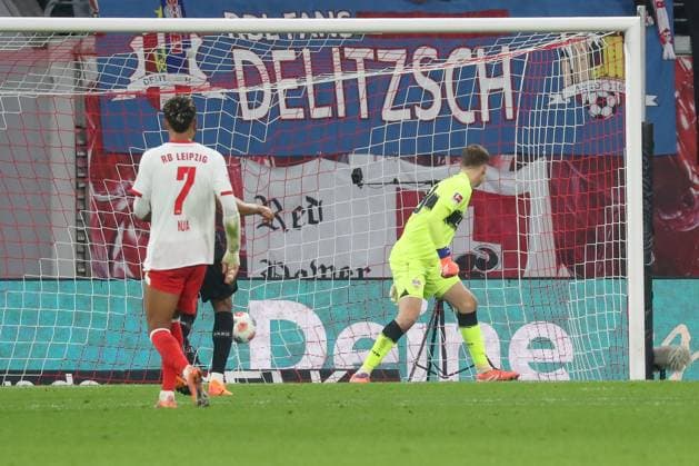 01.11.2025, xgox, Fussball 1.Bundesliga, RB Leipzig - VfB Stuttgart emspor, v.l. Tor zum 2:0 durch Yan Diomande (Leipzig, 49) (DFL DFB REGULATIONS PROHIBIT ANY USE OF PHOTOGRAPHS as IMAGE SEQUENCES and or QUASI-VIDEO) Leipzig