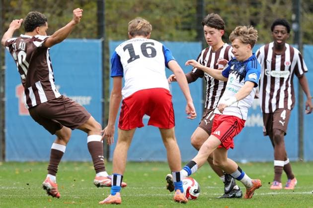 U19-Junioren Nachwuchsliga Vorrunde Gruppe A Saison 2025-2026 Hamburger SV - FC St.Pauli auf dem Rasenplatz am Volksparkstadion v.l.: Marces Amaniampong (FC St. Pauli), Louis Lemke (Hamburger SV), Younan Faghir Afghani (FC St. Pauli), Jonas Hartig (Hamburger SV), Aron Amaglo (FC St. Pauli)