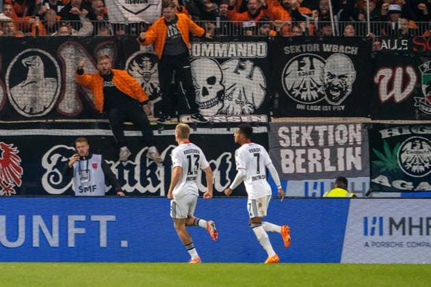 Rasmus Kristensen (Eintracht Frankfurt, 13) trifft zum 1-1 Ausgleich und jubelt mit Ansgar Knauff (Eintracht Frankfurt, 07), GER, 1. FC Heidenheim 1846 vs. Eintracht Frankfurt, Fussball, 1. Bundesliga, 9. Spieltag, Spielzeit 2025 2026, 01.11.2025, DFL REGULATIONS PROHIBIT ANY USE OF PHOTOGRAPHS AS IMAGE SEQUENCES AND OR QUASI-VIDEO, GER, 1. FC Heidenheim 1846 vs. Eintracht Frankfurt, Fussball, 1. Bundesliga, 9. Spieltag, Spielzeit 2025 2026, 01.11.2025, Heidenheim Copyright: xEibner-Pressefoto EdwardxCheungx EP_ECG