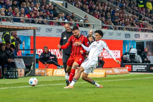 Marnon Busch (FC Heidenheim, 02) im Zweikampf mit Nathaniel Brown (Eintracht Frankfurt, 21), GER, 1. FC Heidenheim 1846 vs. Eintracht Frankfurt, Fussball, 1. Bundesliga, 9. Spieltag, Spielzeit 2025 2026, 01.11.2025, DFL REGULATIONS PROHIBIT ANY USE OF PHOTOGRAPHS AS IMAGE SEQUENCES AND OR QUASI-VIDEO, GER, 1. FC Heidenheim 1846 vs. Eintracht Frankfurt, Fussball, 1. Bundesliga, 9. Spieltag, Spielzeit 2025 2026, 01.11.2025, Heidenheim Copyright: xEibner-Pressefoto EdwardxCheungx EP_ECG