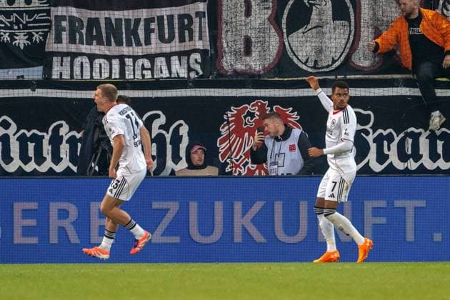 Rasmus Kristensen (Eintracht Frankfurt, 13) trifft zum 1-1 Ausgleich und jubelt mit Ansgar Knauff (Eintracht Frankfurt, 07), GER, 1. FC Heidenheim 1846 vs. Eintracht Frankfurt, Fussball, 1. Bundesliga, 9. Spieltag, Spielzeit 2025 2026, 01.11.2025, DFL REGULATIONS PROHIBIT ANY USE OF PHOTOGRAPHS AS IMAGE SEQUENCES AND OR QUASI-VIDEO, GER, 1. FC Heidenheim 1846 vs. Eintracht Frankfurt, Fussball, 1. Bundesliga, 9. Spieltag, Spielzeit 2025 2026, 01.11.2025, Heidenheim Copyright: xEibner-Pressefoto EdwardxCheungx EP_ECG