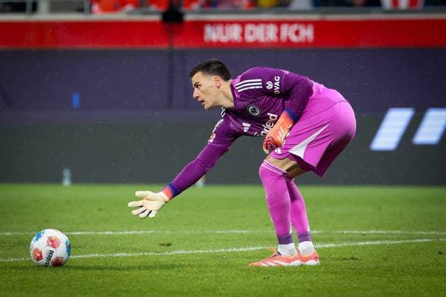 Michael Zetterer 23 (Eintracht Frankfurt) wirft einen Ball ab, 1.FC Heidenheim 1846 vs. Eintracht Frankfurt, Fussball, Maenner, DFL, Bundesliga, Saison 2025 2026, Voith Arena, 9. Spieltag, 01.11.2025 Heidenheim Baden-Wuerttemberg Deutschland