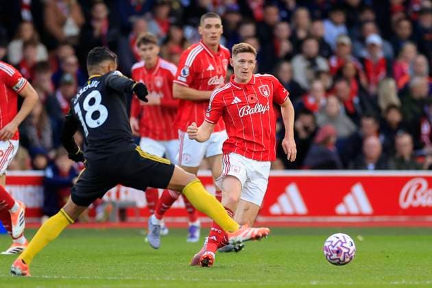 Nottingham Forest v Manchester United, ManU Premier League 01 11 2025. Elliot Anderson (8) of Nottingham Forest passes the ball beyond Casemiro (18) of Manchester United during the Premier League match between Nottingham Forest and Manchester United at the City Ground, Nottingham, England on 1 November 2025. Nottingham City Ground Nottinghamshire England Editorial use only DataCo restrictions apply See www.football-dataco.com , Copyright: xConorxMolloyx PSI-23152-0042