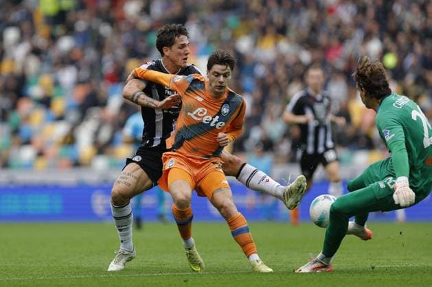 CALCIO - Serie A - Udinese Calcio vs Atalanta BC Atalanta s NICOLA ZALEWSKI and Atalanta s MARCO CARNESECCHI in action against Udinese s NICOLO ZANIOLO during the 2026 Italian Serie A ENILIVE 2025 26 football match between Udinese and Atalanta at Bluenergy Stadium on November 1st, 2025, Udine, Italy Udine Italy  Copyright: xIPAxSport ABACAx