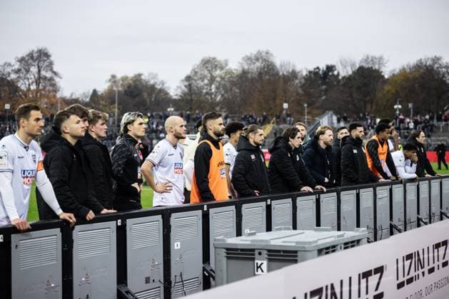 Fussball, Saison 2025 2026, 3. Liga, Donaustadion Ulm, 13. Spieltag, SSV Ulm 1846 Fußball - VfB Stuttgart II, 01.11.2025 01.11.2025, Fussball, Saison 2025 2026, 3. Liga, Donaustadion Ulm, 13. Spieltag, SSV Ulm 1846 Fußball - VfB Stuttgart II, Emotionen hängende Köpfe nach der Heimniederlage beim SSV. Team Mannschaft SSV Ulm 1846 Fußball Foto: Lucca Fundel Ulm Donaustadion Baden-Württemberg Deutschland