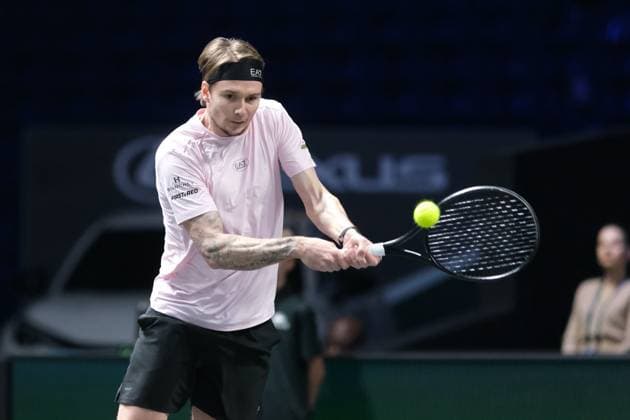 November 1, 2025, Nanterre, Hauts De Seine, France: ALEXANDER BUBLIK (KAZ) returns the ball to FELIX AUGER ALIASSIME (CAN)during the semi-final of Rolex Paris Masters 1000 tournament at La Defense Arena Stadium - Nanterre - France..Auger Aliassime won 7:6 6:4 Nanterre France - ZUMAp119 20251101_zaf_p119_013 Copyright: xPierrexSteveninx