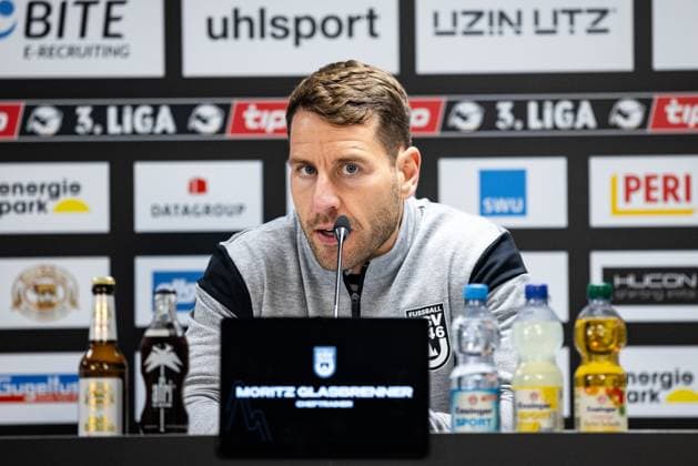 Fussball, Saison 2025 2026, 3. Liga, Donaustadion Ulm, 13. Spieltag, SSV Ulm 1846 Fußball - VfB Stuttgart II, 01.11.2025 01.11.2025, Fussball, Saison 2025 2026, 3. Liga, Donaustadion Ulm, 13. Spieltag, SSV Ulm 1846 Fußball - VfB Stuttgart II, PK Pressekonferenz Trainer Moritz Glasbrenner (SSV Ulm 1846 Fußball) Foto: Lucca Fundel Ulm Donaustadion Baden-Württemberg Deutschland