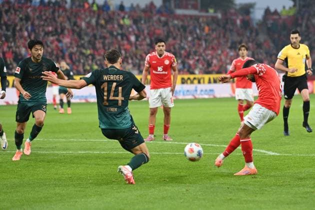 Philipp MWENE (MZ) Torchance, Aktion, Zweikampf, gegen Senne LYNEN (HB) 1.FSV Mainz 05 (MZ) - SV Werder Bremen (HB) Fussball 1. Bundesliga Saison 2025 2026, 9.Spieltag, Spieltag9, matchday9, am 01.11.2025, MEWA Arena Mainz. DFL regulations prohibit any use of photographs as image sequences and or quasi-video Â