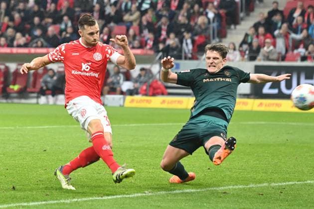 Silvan WIDMER (MZ) schiesst das Tor zum 1-0, gegen Jens STAGE (HB) Aktion, Zweikampf, 1.FSV Mainz 05 (MZ) - SV Werder Bremen (HB) Fussball 1. Bundesliga Saison 2025 2026, 9.Spieltag, Spieltag9, matchday9, am 01.11.2025, MEWA Arena Mainz. DFL regulations prohibit any use of photographs as image sequences and or quasi-video Â