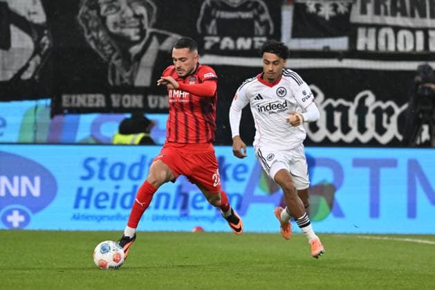 01.11.2025, xsltx, Fussball 1.Bundesliga, 1.FC Heidenheim - Eintracht Frankfurt v.l. Arijon Ibrahimovic (1. FC Heidenheim 1846), Nathaniel Brown (Eintracht Frankfurt) (DFL DFB REGULATIONS PROHIBIT ANY USE OF PHOTOGRAPHS as IMAGE SEQUENCES and or QUASI-VIDEO)