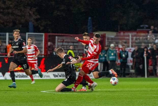 Fußball, Herren, Saison 2025 2026, 1. Bundesliga (9. Spieltag), 1. FC Union Berlin - SC Freiburg, v. l. Max Rosenfelder (Freiburg), Matthias Ginter (Freiburg), Andrej Ilic (1. FC Union Berlin), 01.11.2025, Copyright: xMatthiasxKochx