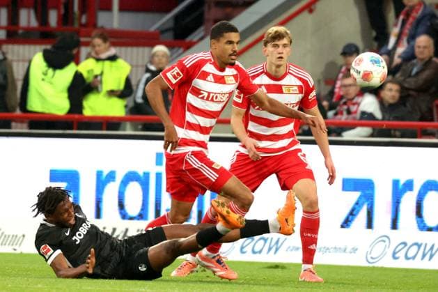 DEU, DFL, 1. FBL, 1.FC Union vs. SC Freiburg, 01.11.2025, Stadion Alte Foersterei, Berlin, DEU, DFL, 1. FBL, 1.FC Union vs. SC Freiburg, im Bild: Danilho Doekhi (1.FC Union Berlin 5), Aljoscha Kemlein (1.FC Union Berlin 6), Johan Manzambi (FC Freiburg 44) DFL - regulations prohibit any use of Photographs as image sequences and or quasi-video