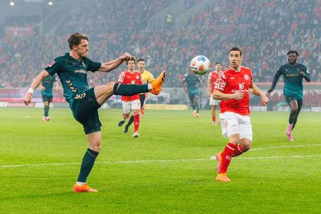 1. Fußball Bundesliga: 1. FSV Mainz 05 - Werder Bremen, 01.11.2025 Jens Stage (SV Werder Bremen, 6) leitet einen langen Ball direkt vor das Tor weiter; Dominik Kohr (1. FSV Mainz 05, 31) Spiel vom 9. Spieltag der Fußball Bundesliga zwischen 1. FSV Mainz 05 und Borussia Dortmund in der MEWA Arena am 27.09.2025 DFL DFB regulations prohibit any use of photographs as image sequences and or quasi-video. Copyright: xBEAUTIFULxSPORTS Hahnex