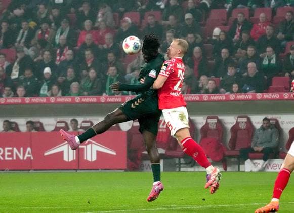 GER, 1.FBL, 1.FSV Mainz 05 vs Werder Bremen 01.11.2025, MEWA Arena, Mainz, GER, 1.FBL, 1.FSV Mainz 05 vs Werder Bremen , im Bild Victor Boniface (Bremen), Andreas Hanche-Olsen (Mainz) DFL regulations prohibit any use of photographs as image sequences and or quasi-video.