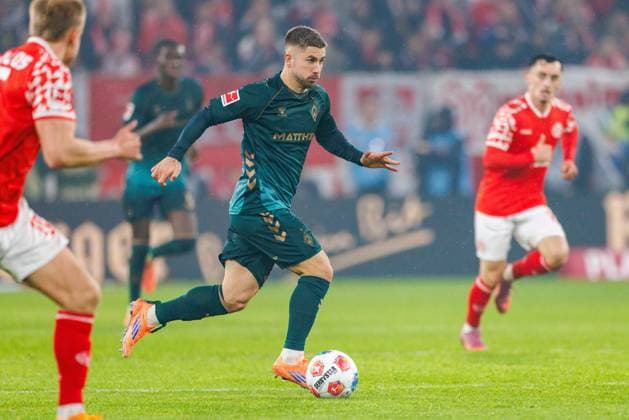 1. Fußball Bundesliga: 1. FSV Mainz 05 - Werder Bremen, 01.11.2025 Romano Schmid (SV Werder Bremen, 20) führt den Ball Spiel vom 9. Spieltag der Fußball Bundesliga zwischen 1. FSV Mainz 05 und Borussia Dortmund in der MEWA Arena am 27.09.2025 DFL DFB regulations prohibit any use of photographs as image sequences and or quasi-video. Copyright: xBEAUTIFULxSPORTS Hahnex