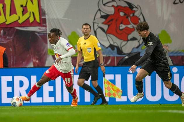 GER, Leipzig, Fußball, DFL Bundesliga, 9. Spieltag, RB Leipzig vs. VFB Stuttgart im Bild v.l.: Yan Diomande (RB Leipzig 49), Angelo Stiller (VFB Stuttgart 06), Zweikampf 01.11.2025, Red-Bull Arena Leipzig DFL DFB REGULATIONS PROHIBIT ANY USE OF PHOTOGRAPHS AS IMAGE SEQUENCES AND OR QUASI-VIDEO, Copyright: HMBxMedia PaulxFritz