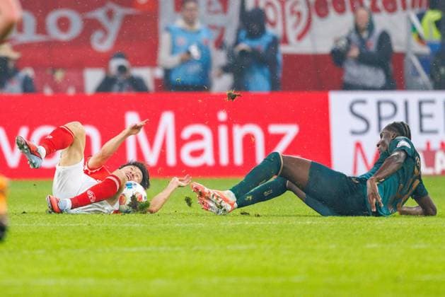 1. Fußball Bundesliga: 1. FSV Mainz 05 - Werder Bremen, 01.11.2025 Für dieses Foul an Jae-sung Lee (1. FSV Mainz 05, 7) sieht Karim Coulibaly (SV Werder Bremen, 31) die gelbe Karte Spiel vom 9. Spieltag der Fußball Bundesliga zwischen 1. FSV Mainz 05 und Borussia Dortmund in der MEWA Arena am 27.09.2025 DFL DFB regulations prohibit any use of photographs as image sequences and or quasi-video. Copyright: xBEAUTIFULxSPORTS Hahnex