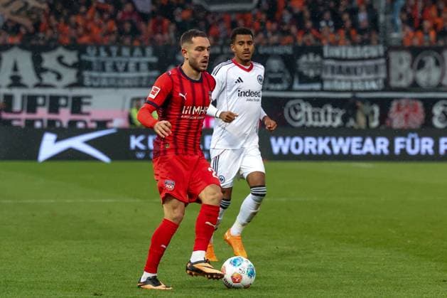 Arijon Ibrahimovic 22 (1FC Heidenheim 1846) in Aktion, dahinter Ansgar Knauff 7 (Eintracht Frankfurt), 1.FC Heidenheim 1846 vs. Eintracht Frankfurt, Fussball, Maenner, DFL, Bundesliga, Saison 2025 2026, Voith Arena, 9. Spieltag, 01.11.2025 Heidenheim Baden-Wuerttemberg Deutschland