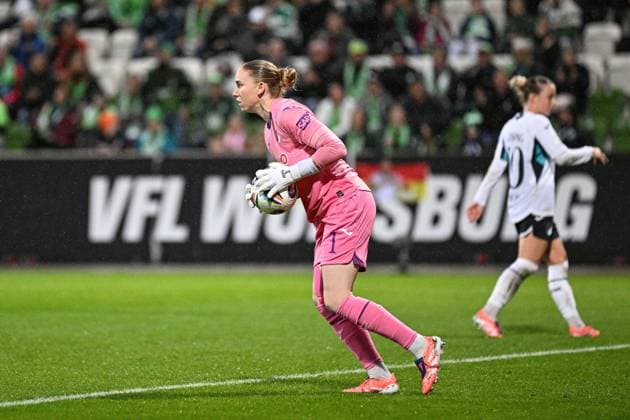 Fußball I Frauen I Saison 2025-2026 I Bundesliga I 8. Spieltag I VfL Wolfsburg - TSG Hoffenheim I 01.11.2025 Laura Dick (1, TSG Hoffenheim) mit Ball Freisteller, Nahaufnahme, Porträt, Portrait, Einzelfoto, Einzelbild, Körper Wolfsburg AOK Stadion Niedersachsen Deutschland Copyright: xLobeca InesxHähnelx