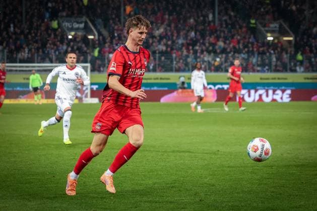 Jan Schoeppner 3 (1FC Heidenheim 1846) in Aktion, dahinter Mario Goetze 27 (Eintracht Frankfurt), 1.FC Heidenheim 1846 vs. Eintracht Frankfurt, Fussball, Maenner, DFL, Bundesliga, Saison 2025 2026, Voith Arena, 9. Spieltag, 01.11.2025 Heidenheim Baden-Wuerttemberg Deutschland
